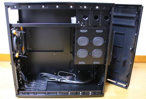 側面と前面パネルを外した状態