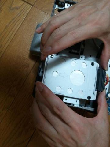 次に両手でしっかり挿します