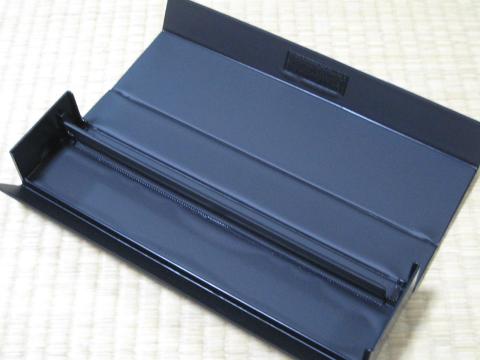 ベルクロテープで開閉すると中が・・・