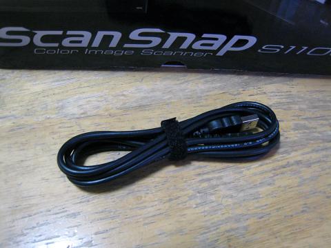 USBケーブルはテープ付きで持ち運びに楽です