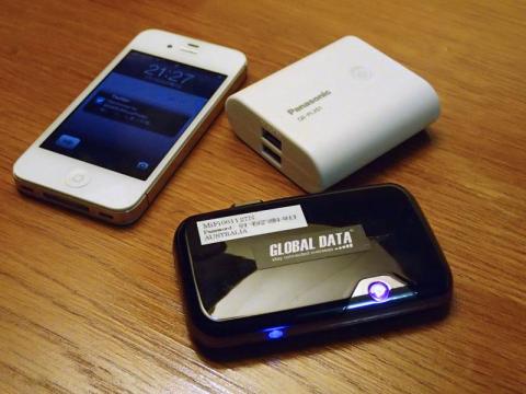 中央がメインのMiFi2372。右上はモバイル充電池のQE-PL201