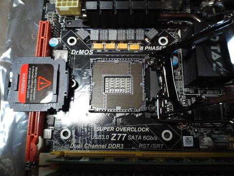 ソケットのカバー こんなにユルかったのか・・・.JPG