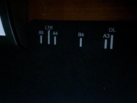 「背景マット」には「B4」「A3」などのマーカーが印字されています。原稿の大きさに応じて、その両端を置く場所が指定されます。