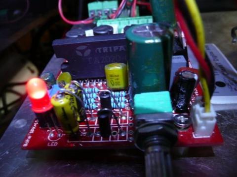 LEDすぐとなりの黄色いヤツ