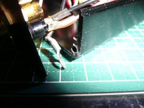 電源GNDラインからケース塗装を剥いで落とす