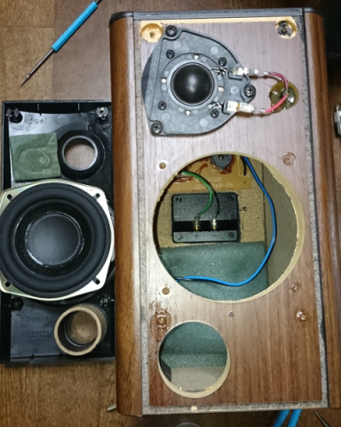 吸音材少なめ。ユニットの音と箱鳴りが音決めの主要素。