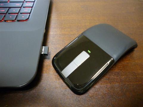 電源投入直後は緑のランプが数秒点灯します