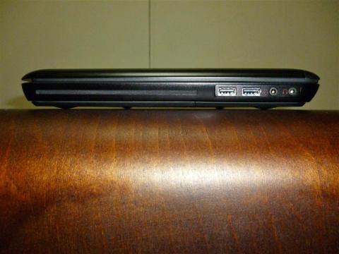 側面左側、イヤホンジャック×2、USB2.0×2、DVDドライブ