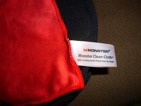 クロスが付属しているので指紋もすぐに拭き取れます、いちいちオシャレです