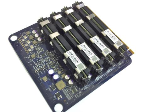 ライザーカード上のメモリ達。