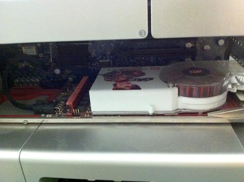 収まってます。よく見ると、追加の電源が繋がってます。