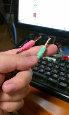 ヘッドセットから伸びるこの二つを……。