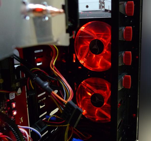 前面パネルに2つLEDファン