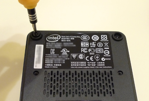 まず背面のねじを回します