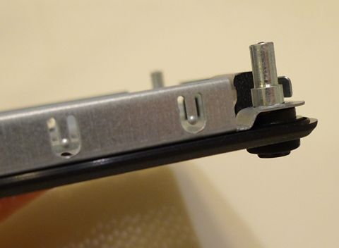 ねじは抜けないようになっています