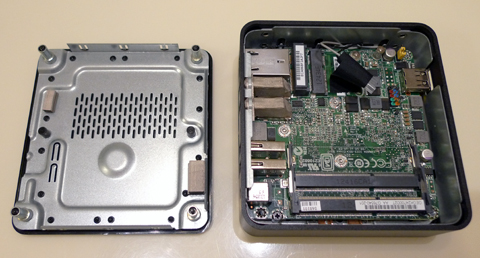 四隅のねじを緩めると簡単に開きます