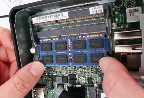 「カチン」と音がするまで下に押します