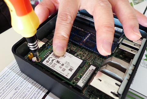 下に押して、ネジでとめれば終了です