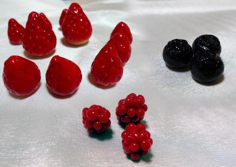 樹脂粘土でフルーツを制作しました。初めて作ったよ!