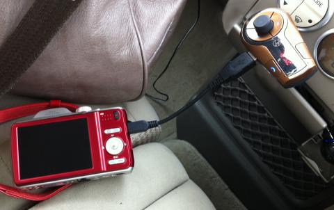 スマホ用にシガーソケットから充電できる機材があったので、簡単に充電できました