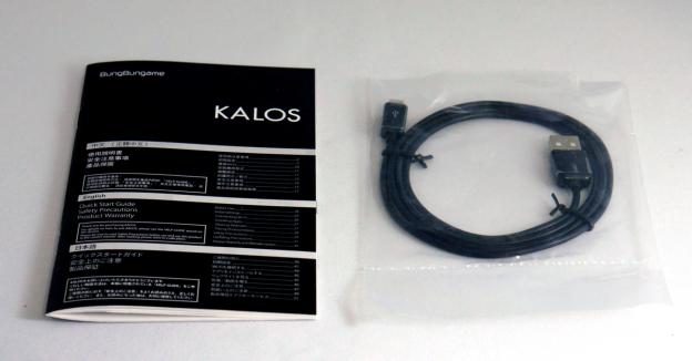 スタンド以外の付属品は説明書とMicro USBのケーブルになります。アダプタは付属していません。