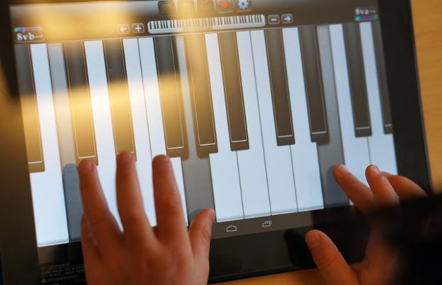 子どもに弾いてもらいました。簡易的な練習には十分使えます