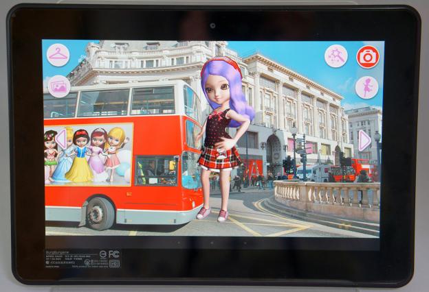 背景も選べて、勝手にポージングする女の子を色んな角度で撮影可能です