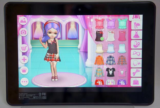 好きな洋服を選んで着せたり、髪やまつ毛の色なども変更可能。PSO2のキャラ制作のようなイメージです