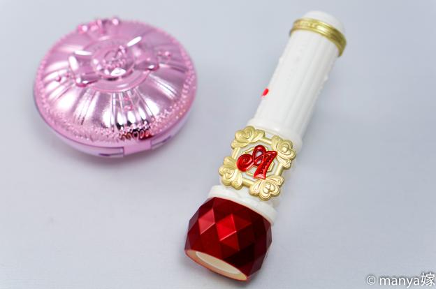 蓋が閉まった状態です。(隣は去年購入したスマイルパクト)