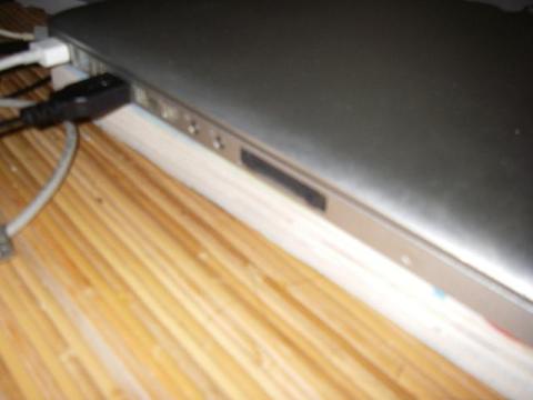 外部端子。上から順に電源、LAN、FireWire800, USB*2、DisplayPort、オーディオIN,OUT、ExpressCard34スロット(黒い長方形のところです。この写真はマルチカードリーダー装着中のものです。)