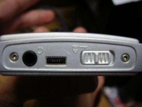 リモコンとヘッドホンはここに接続します。