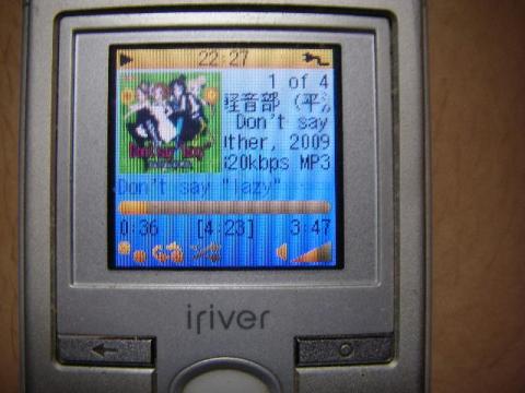 iPodのように(アートワークがファイルに埋め込まれていれば)ジャケ写も出ます。