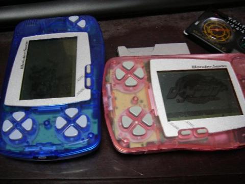 GUNPEYは縦持ちです。(写真左)