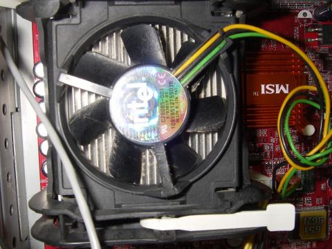 Intelの文字が光るぜ!