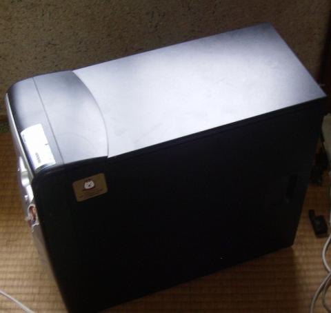 左側面です、ここの蓋を開けてメンテナンスします。