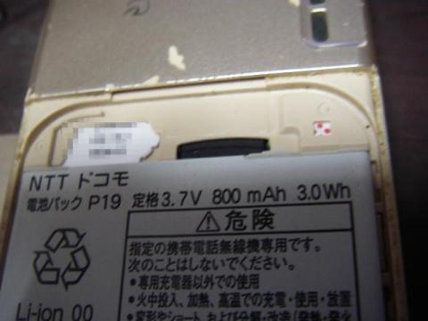 SIMカードスロット(左)とmicroSDスロット(右)です。