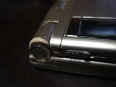 P504iから実装されたサイドオープンボタンです。