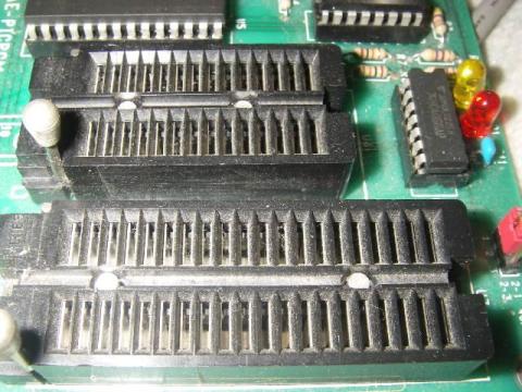 ここに書き込むPICを刺します。