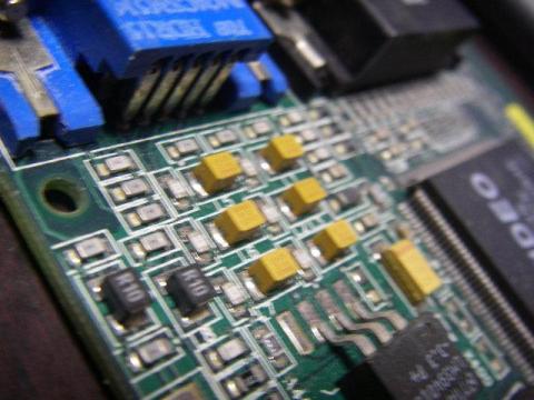 こちらも同上。こちらはちょっと大きいチップ抵抗です。