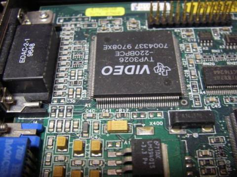 TI社製のTVP3026です。このボードが現役だった頃は他にもIBMのBlueDACなど、DACがセパレートなボードがあったようです。