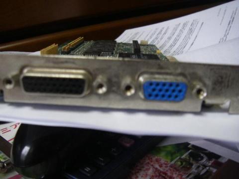 左側のコネクタが時代ですね…