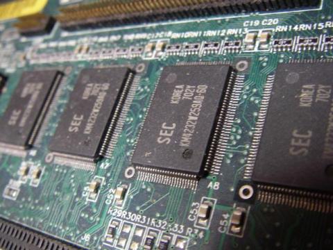 フレームバッファ用のWRAM, 韓SEC製です。メモリ周りのノイズ対策用表面実装部品にも注目