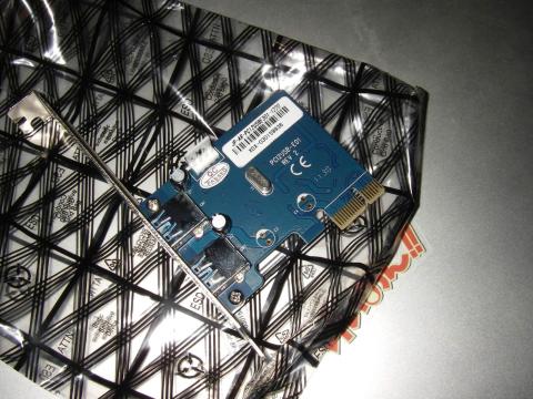 上部の白い部分が電源供給用のコネクタです。