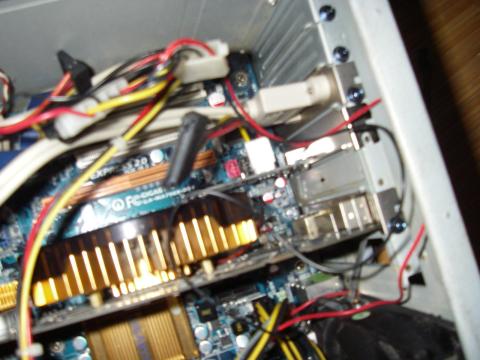 仮取り付け。どうにか回転部品と干渉せずに挿せたので良しとするか…