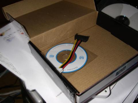 同梱されていた電源供給用ケーブルです。