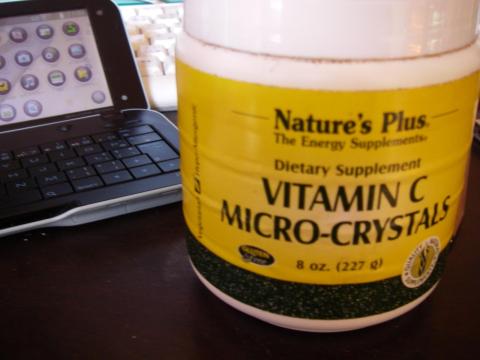 蓋の縁に零れて固着したビタミンC粉末は酸化したのか、変色しています。