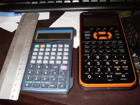 先代のF-803Pと共に。