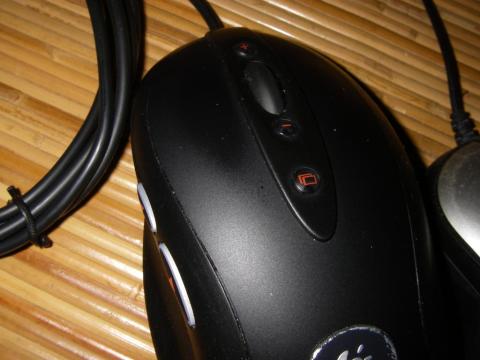 マウスホイール部分上から順にDPI+、ホイール(ボタン付き)、DPI-、ウインドウ切り替えです。