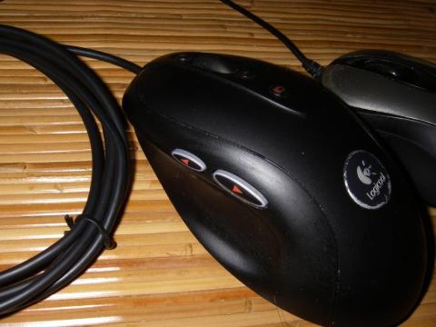 使用頻度を考慮したボタン面積、グリップ用の溝などよくできています。