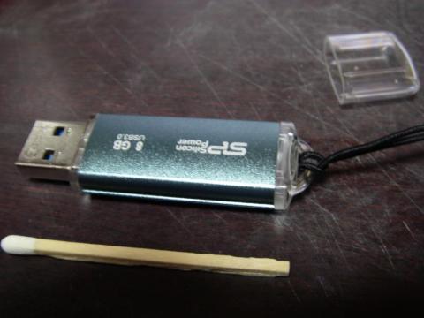 本体。アクセス中は尾部(ストラップ付けてる所)が赤色に光ります。